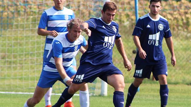 Fotbalisté Černčic (v modrých dresech) si připsali první porážku v sezoně v Novém Sedle. Nyní prohráli také na hřišti Lomu.