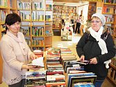 Knižní bazar v knihovně v Žatci. Čtenářka Petra Koblasová (v čepici) a knihovnice Anna Kloboučníková si prohlížejí svazky, které přinesli lidé.