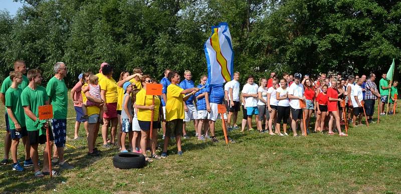 NETRADIČNÍ SOUTĚŽE. Na vodě, na suchu, často při karambolech i ve vzduchu. Tam všude se odehrával již třináctý ročník olympiády mikroregionu Perucko. Foto Miroslav Blažek