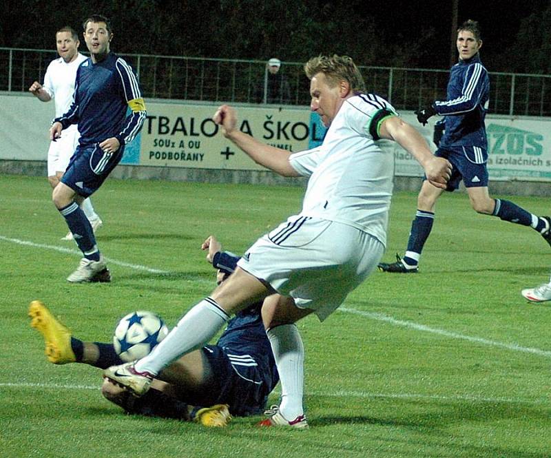 Fotbalové utkání Blšan (v bílém) proti LoKo Chomutov. Na snímku bojuje Siegl st.