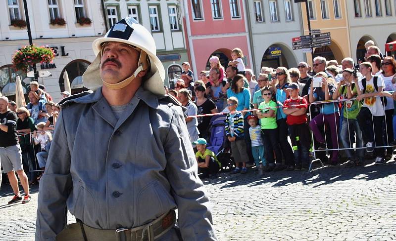 Hasiči zasahují u simulovaného požáru žatecké radnice