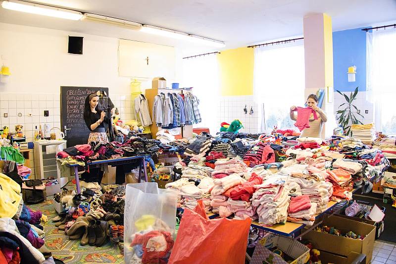 Spolek zve na Dobrobazar, výtěžek z prodeje oblečení půjde na věci pro potřebné.