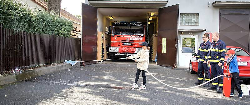 Sobotní akce Pěšky s dětmi zavedla děti přes několik stanovišť s úkoly z Podbořan k tvrzi v Hlubanech, kde svedly souboj se šermíři.