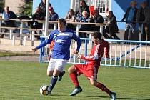 Lenešice (v modrém) vydřeli domácí výhru gólem, který dal tři minuty před konce jejich střelec Petr Nový.