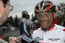 Přestože podbořanský cyklokrosař Kamil Ausbuher (Exe Jeans) na trati  v ulici, kde bydlí, opět nevyhrál a skončil až čtvrtý,  nechyběl mu v cíli  úsměv v zablácené tváři. 