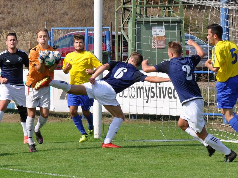 Petr Králík, brankář Kadaně, zasahuje před dobroměřickými dotírajícími fotbalisty Tomášem Kočkou (6) a Jakubem Valtou (2).