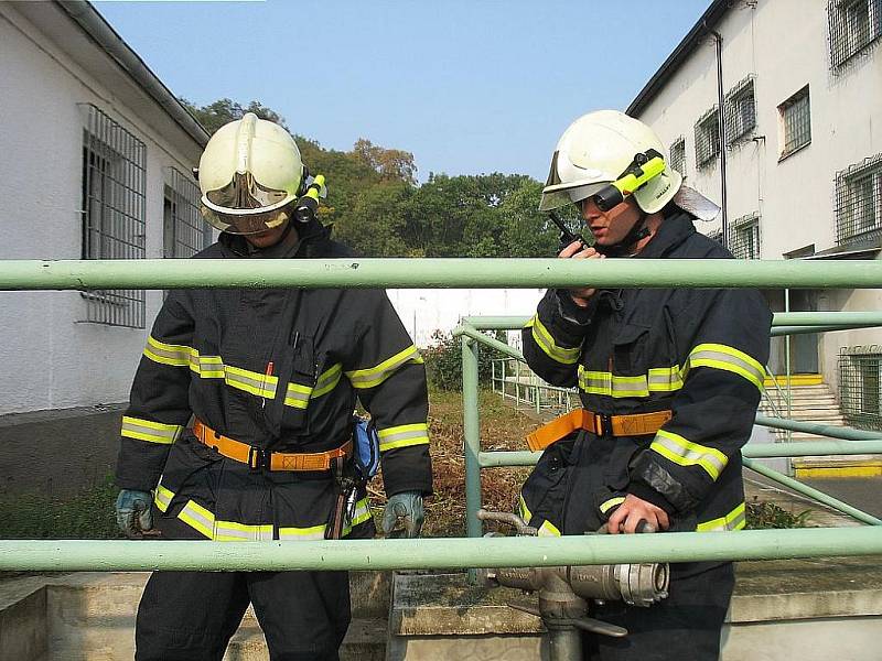 Počeradští hasiči na cvičení ve Věznici Bělušice