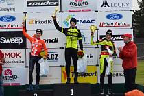 V Lounech se jel národní pohár cyklokrosařů. Domácím jezdcům se dařilo skvěle, vybojovali dvě zlata. Adam Seeman (v černém) triumfoval v kategorii juniorů.