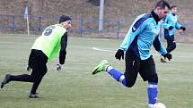 Fotbalisté Chlumčan (v zeleném) porazili celek Tuchořic 5:4 (2:2).