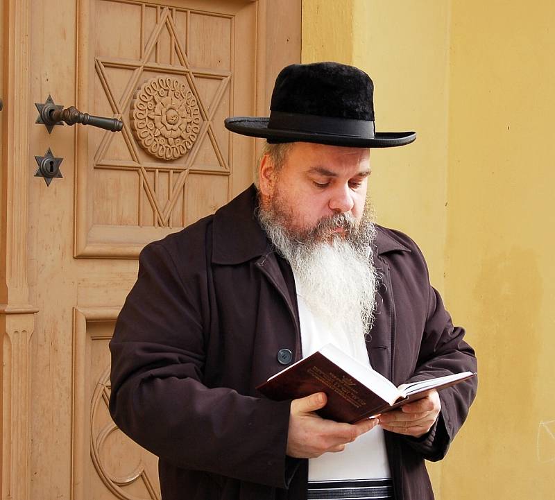 Tomáš Pulec ze Židovské obce Teplice přednáší modlitbu při pietním aktu u synagogy v Žatci.