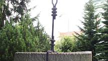 Chmelniční kotva, socha podle návrhu Vladislava Mirvalda, ještě u vstupu do lounské obchodní akademie 