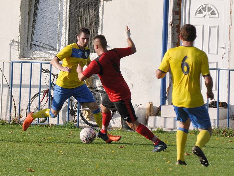 Šlágr kola začali lépe domácí, kteří za pět minut vedli 2:0, ale z výhry se radovali hosté z Tuchořic (ve žlutém) po výsledku 2:3.