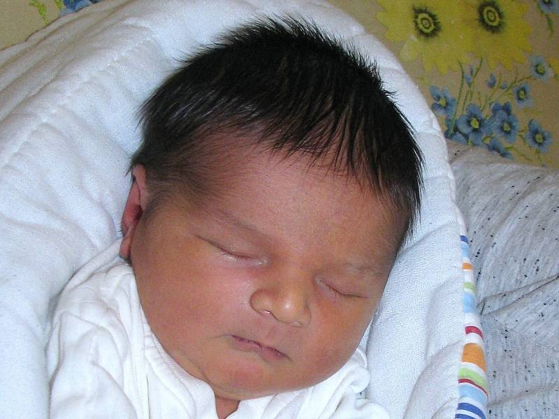 Samuel Mirga se narodil matce Renatě Oláhové ze Žatce, dne 8.5. v 10.38 h, váha 3830 a 52 cm   