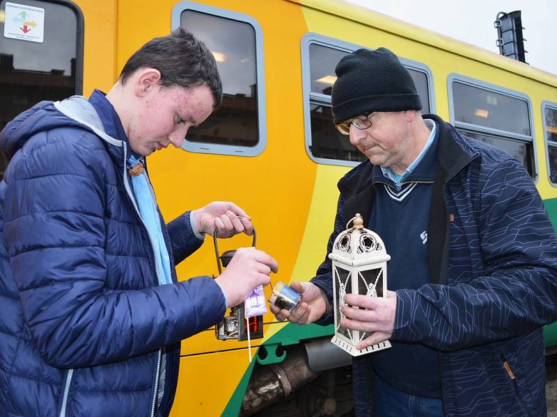 Skauti tradičně přivezli betlémské světlo na lounské nádraží