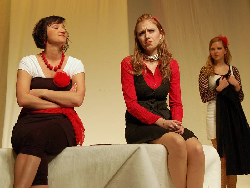 Představení Osm žen v podání mladoboleslavského Divadýlka na dlani