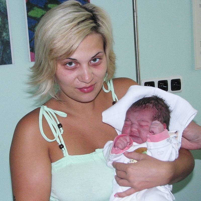 Mamince Heleně Roháčové z Loun se 6. září 2012 v 6.15 hodin narodila dcera Natálie Konvalinková. Vážila 3,5 kg a měřila 48 cm.