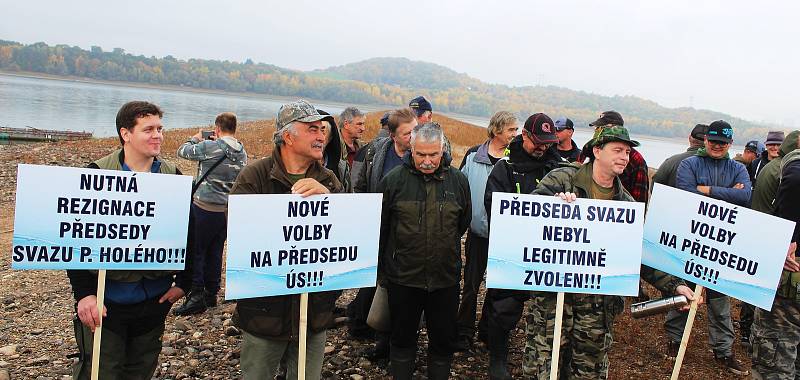 Desítky rybářů protestovaly na Nechranické přehradě kvůli plošnému zákazu lovu z loděk. Rybářský svaz to zdůvodňuje ochranou populace candáta. Protestující to odmítají, žádají jinou ochranu a důsledné kontroly.