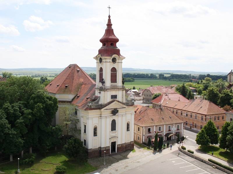 Náměstí a kostel v Postoloprtech.