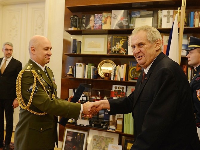 Prezident Miloš Zeman propůjčil s účinností od 1. února hodnost brigádního generála plukovníkovi gšt. Romanu Náhončíkovi.