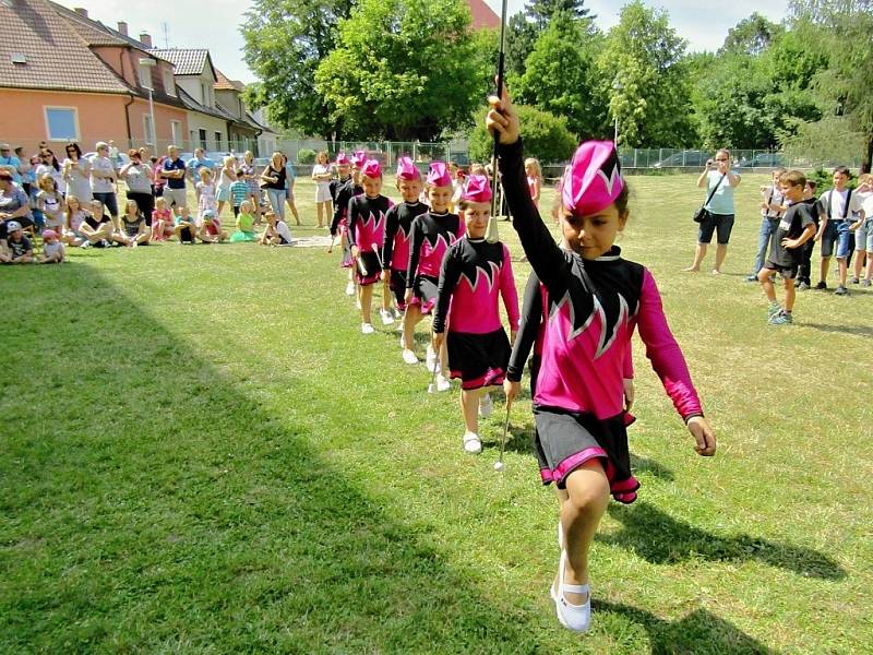 Slavnost v zahradě družiny ve škole Petra Bezruče v Žatci 