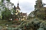 Škody po ničivé bouři ve Stebně na Podbořansku a stejné místo rok poté.