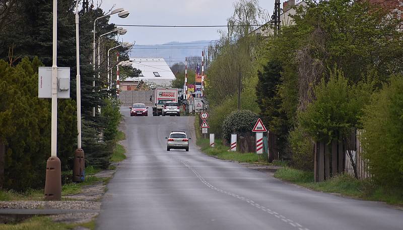 K rychlé jízdě svádí řidiče také rovný úsek Staňkovické ulice u závor.