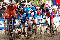 Cyklokros v písku je specialitou hlavně v Belgii, kde i na loňském MS takto bojovali vlevo současný mistr světa v Elite Holanďan Boom s naším Zdeňkem Štybarem. 