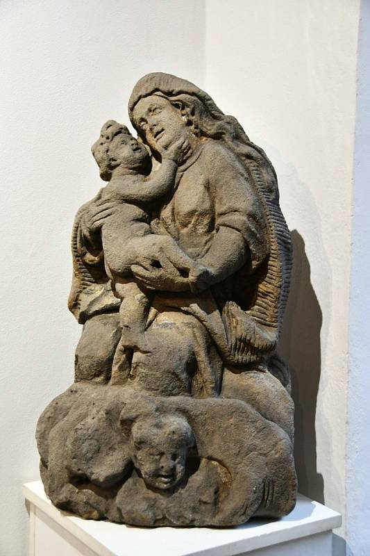 Novou vánoční výstavu zpřístupnilo v minulých dnech lounské muzeum. Jmenuje se Madona - Maria s Ježíškem.