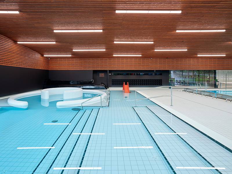 Městská plavecká hala v Lounech získala cenu Stavba roku 2021.