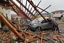 Škody po ničivé bouři ve Stebně na Podbořansku. Pátek 25. června