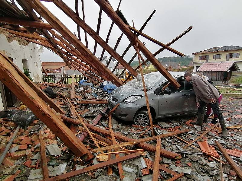 Škody po ničivé bouři ve Stebně na Podbořansku. Pátek 25. června