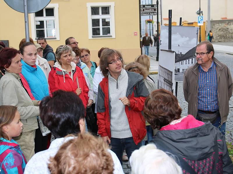 Odborník na novodobou historii Martin Vostřel (v červeném) při komentované prohlídce historických pohlednic na Mírovém náměstí v Lounech