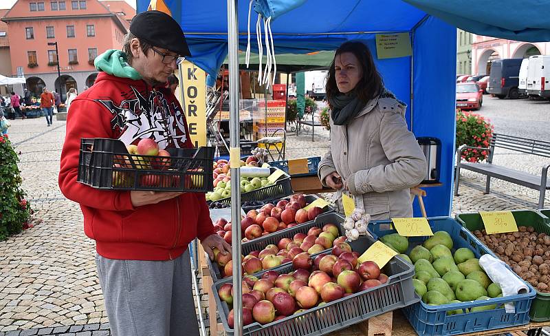 Farmářské trhy na náměstí Svobody v Žatci