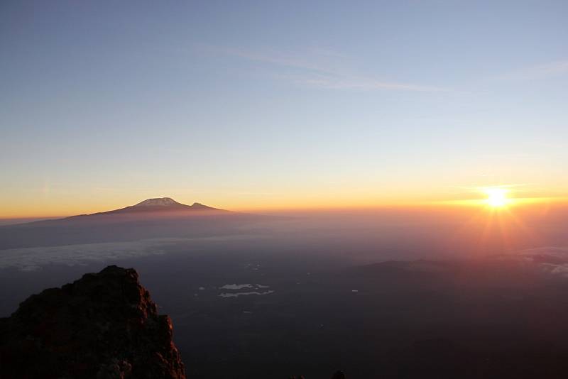 Masiv Kilimandžáro v záři vycházejícího slunce pohledem z vrcholu Mount Meru 