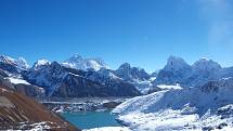 Výhled z osady Gokyo (4790 m.n.m.) na okraji ledovce Ngozumpa. V pozadí vrcholy Mt. Everestu, Cho Oyu (8217 m), Lhotse a Makalu