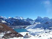 Výhled z osady Gokyo (4790 m.n.m.) na okraji ledovce Ngozumpa. V pozadí vrcholy Mt. Everestu, Cho Oyu (8217 m), Lhotse a Makalu