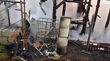 Plameny zničily chatu v Polácích u Nechranické přehrady
