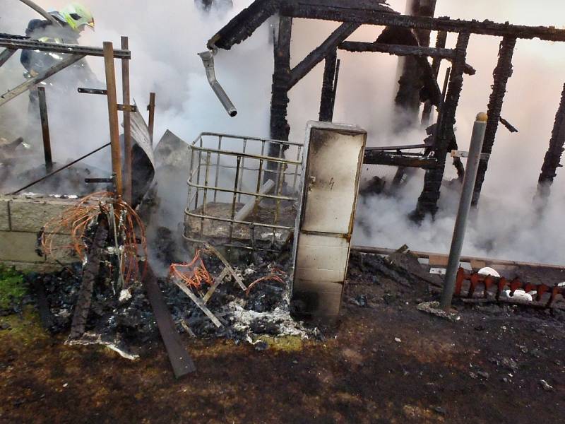 Plameny zničily chatu v Polácích u Nechranické přehrady