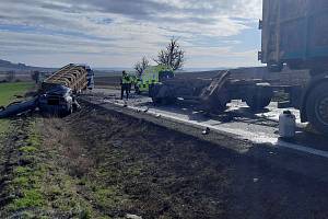 Po střetu kamionu a osobního auta u Hořence na Lounsku zemřel jeden člověk.
