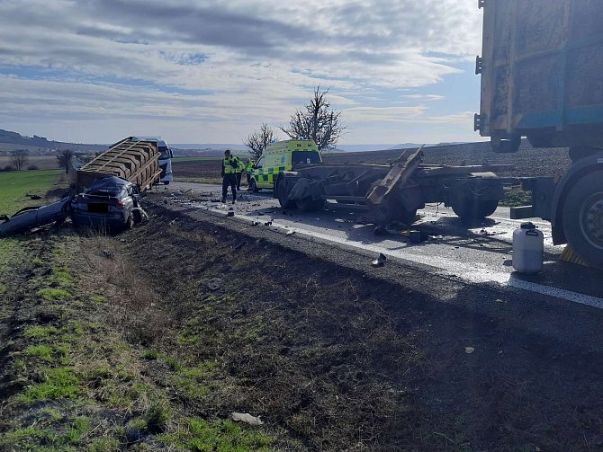 Po střetu kamionu a osobního auta u Hořence na Lounsku zemřel jeden člověk.