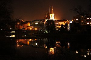 Do noci zářící kostel svatého Mikuláše v Lounech pohledem přes řeku Ohři z parku T. G. Masaryka. Archivní foto
