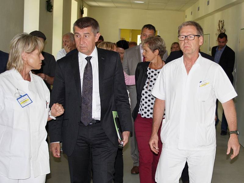 Ministr financí Andrej Babiš navštívil žateckou nemocnici. Zařízením ho provázel primář chirurgie Jiří Němec (vpravo)