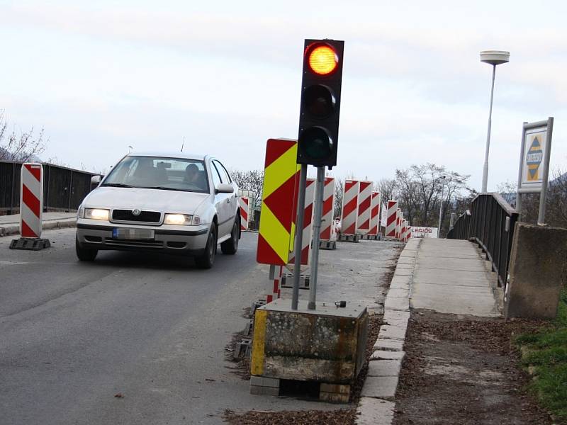 Most v lounské Říční ulici prošel nouzovou opravou. Doprava na něm je stále svedena do jednoho pruhu a řídí ji semafory.