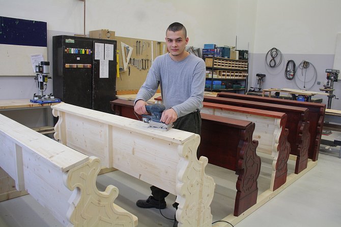 Odsouzení v Novém Sedle vyrobili lavice pro kapli v Čeradicích.