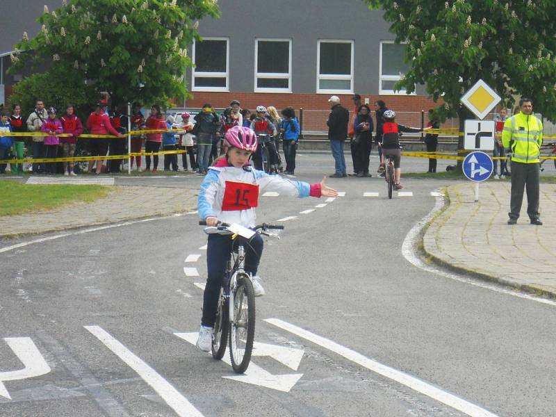 Soutěž mladých cyklistů na dopravním hřišti v Žatci