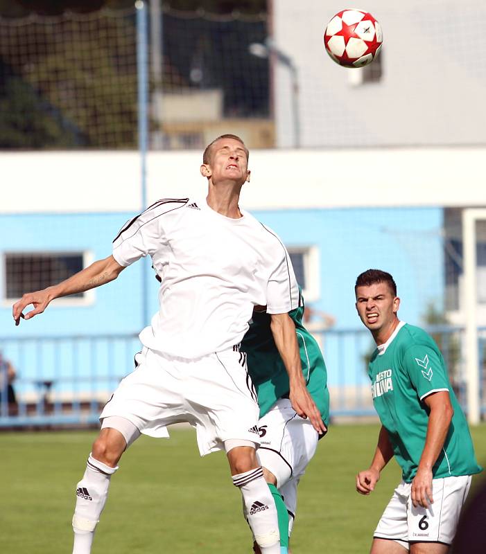 Bílina - Blšany 3:4, úvodní utkání krajského přeboru. Bílina v zeleném, Blšany v bílém.