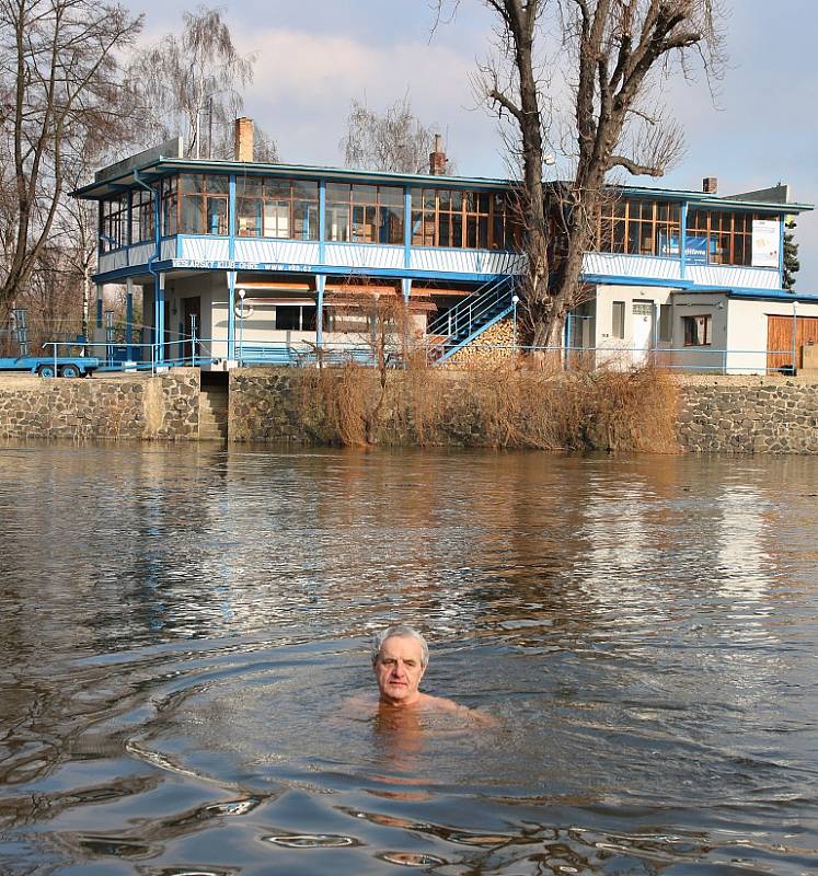 Otužilci se v Lounech koupali v Ohři