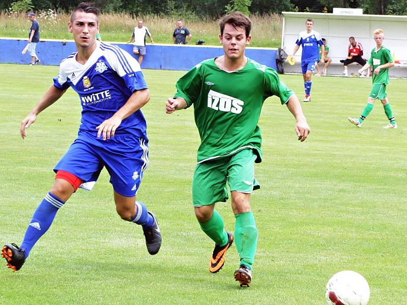 Sobotní přípravné utkání se Slavoji Žatec velmi nevydařilo. S fotbalisty Nejdku (v modrém), kteří hrají krajský přebor, prohráli domácí ostudně 0:5.