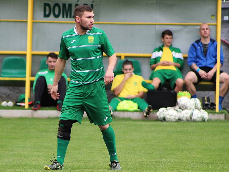 Fotbalisté Slavoje Žatec (v zeleném) porazili Modrou.