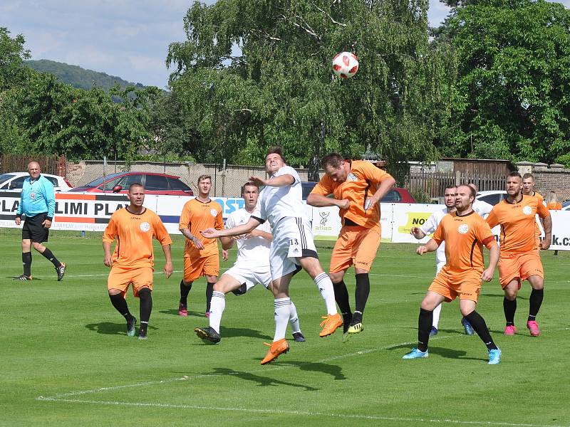 Dobroměřice (v bílém) vybojovaly třetí místo v turnaji, když devíti brankami rozdrtily Blažim.